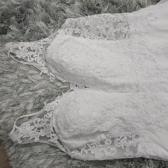 New Gorgeous Wedding Gown - Picture 4 of 17